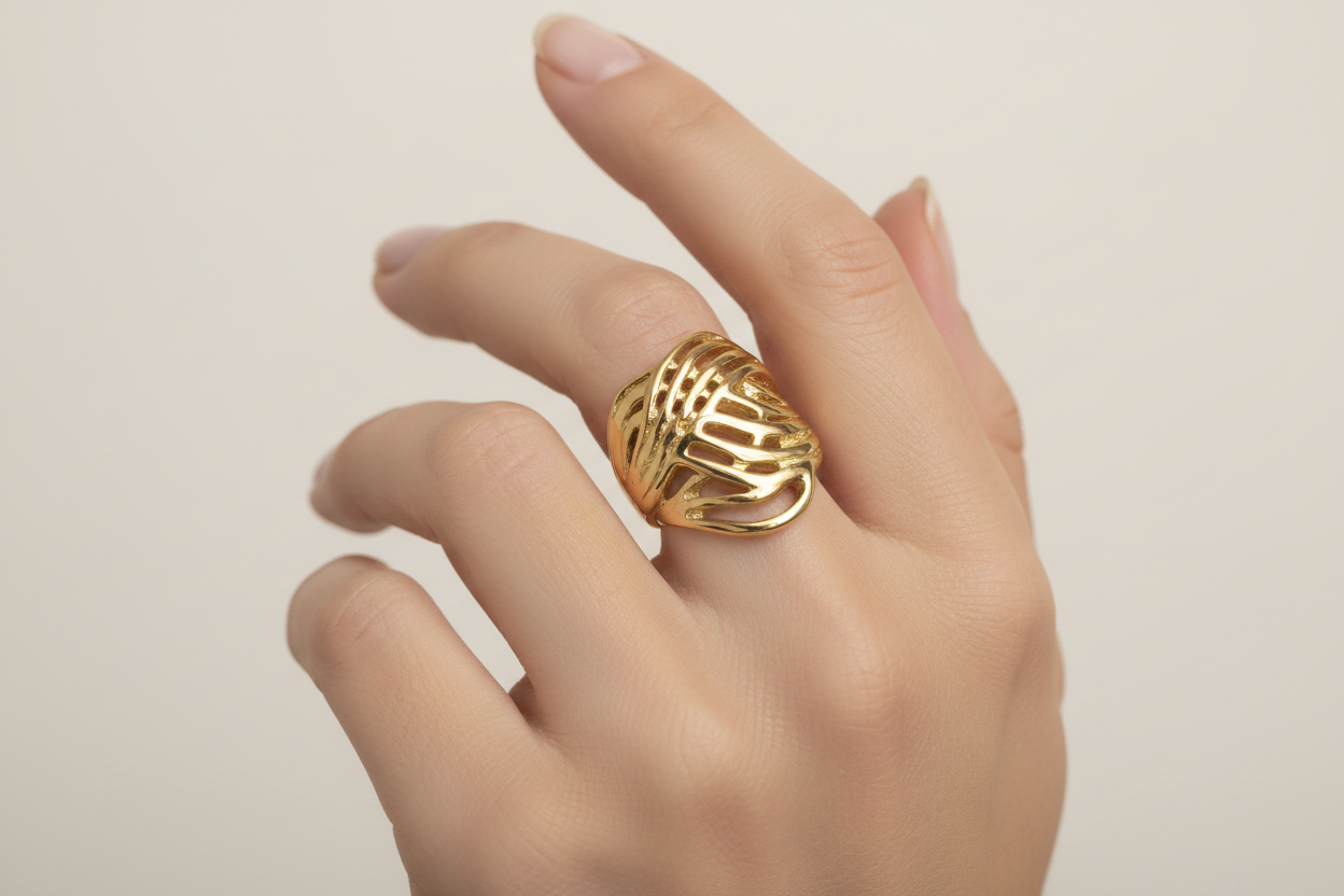 Anillo ancho entrelazado - anillo en acero con baño de oro de Amazing Joyas