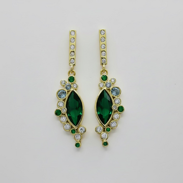 Brincos de prata com círculos verdes.