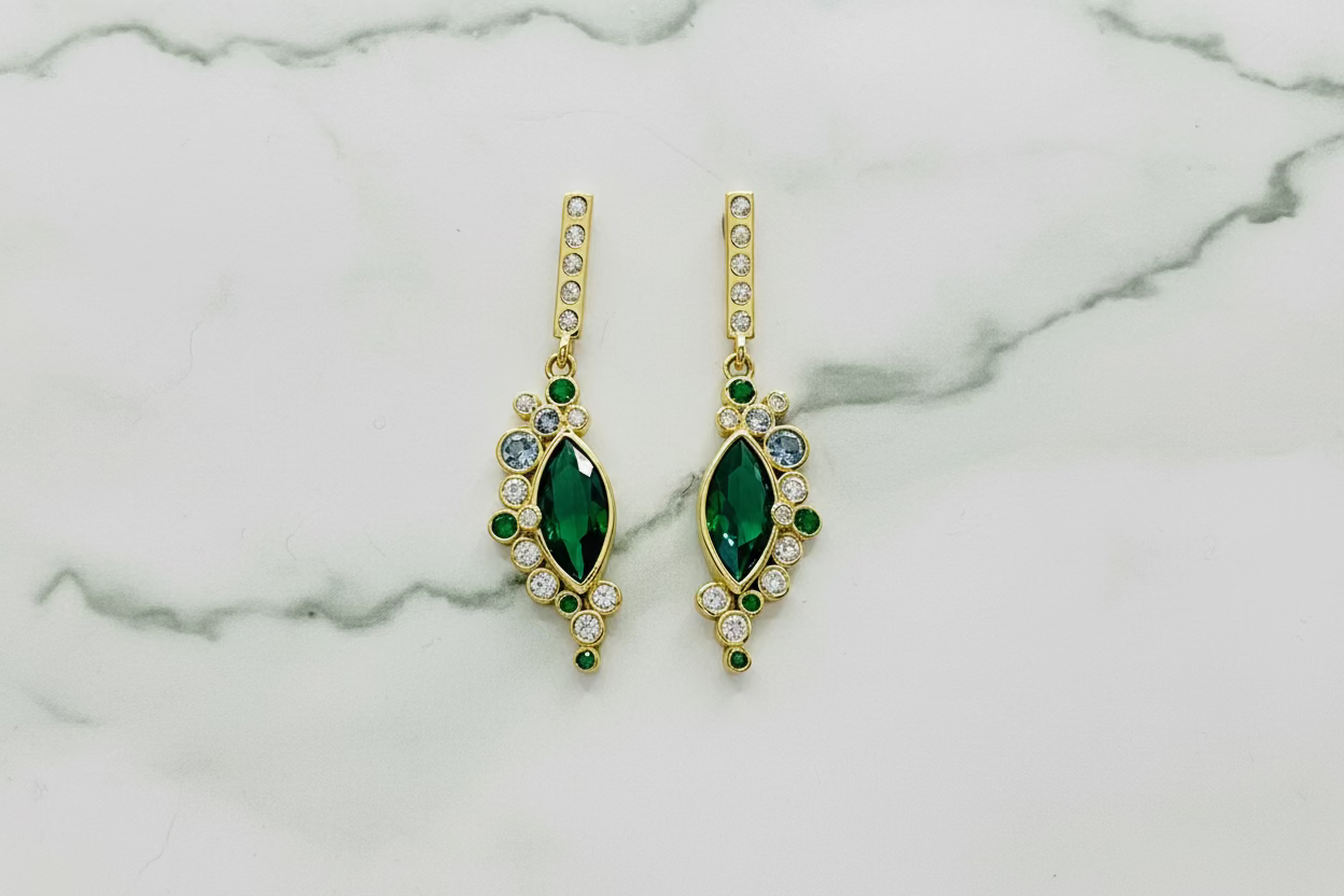 Brincos de prata com círculos verdes.