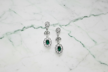 Brincos de prata com zircónias verdes.