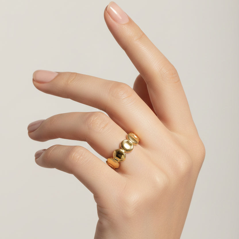 Anillo concha marina - anillo en acero con baño de oro de Amazing Joyas