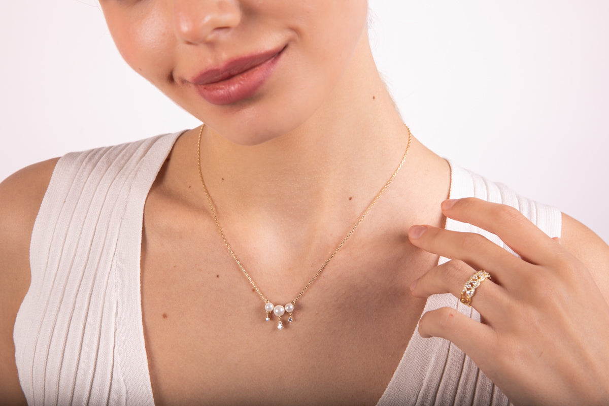 Colar Whity com 3 pérolas e círculos em forma de pera