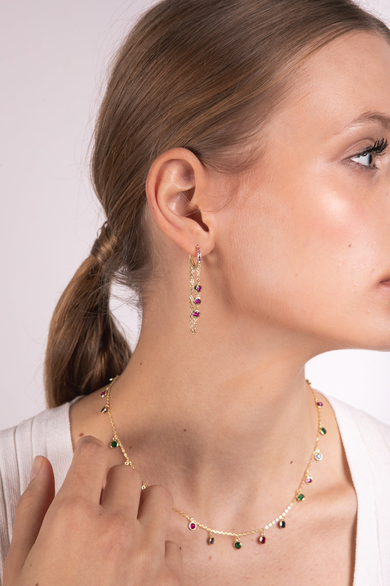 Aros goldie con doble cadena y circos rojos